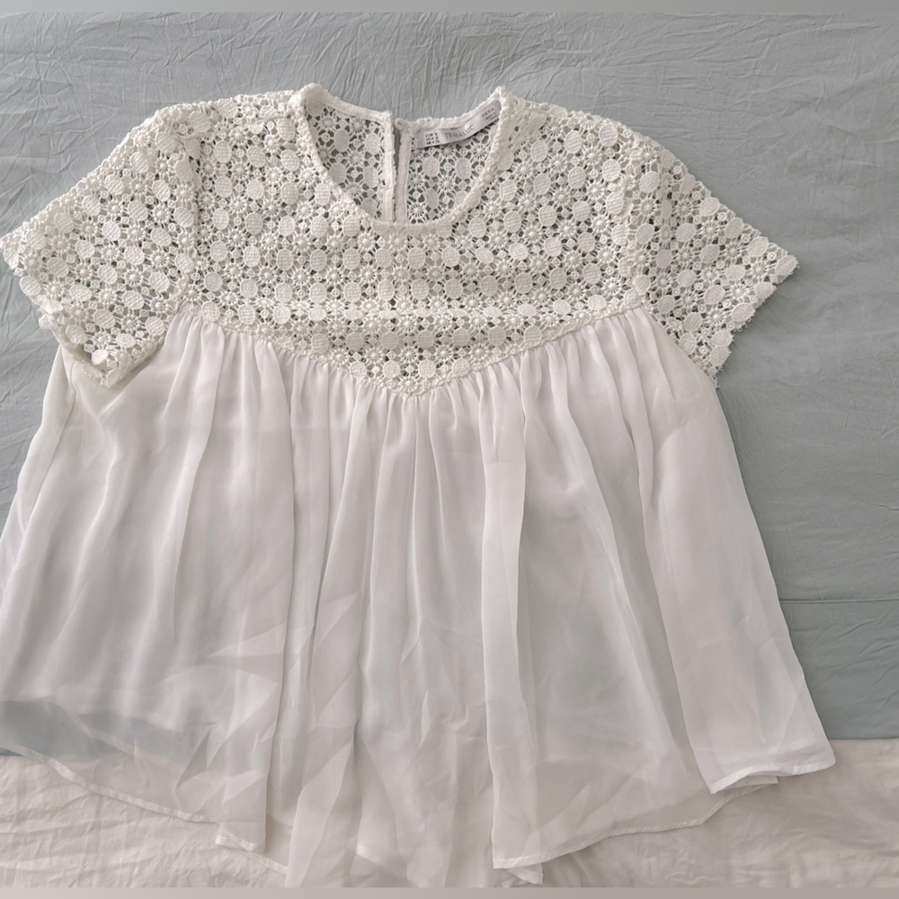 Zara flowy lace trimmed top Size: US Medium